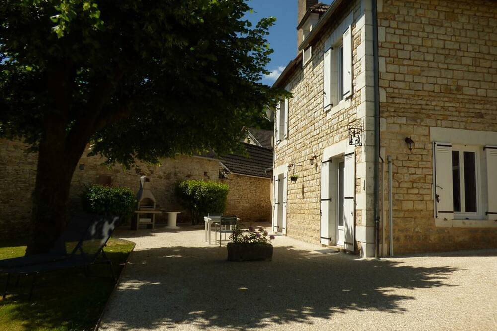 Charming Stone House with Garden & Modern Amenities in Coly-Saint-Amand in Coly, Périgord Noir