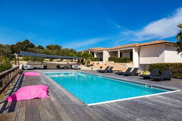 Gîte pour 4 personnes, avec piscine ainsi que terrasse et jardin à Bonifacio