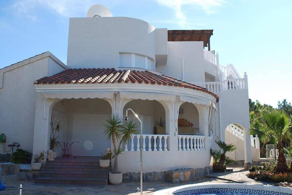 Villa de lujo de 5 * con piscina y jardines en La'Azohia. 5 minutos a pie de playa. Wi-Fi gratis in El Pinar de San Gines, Cartagena