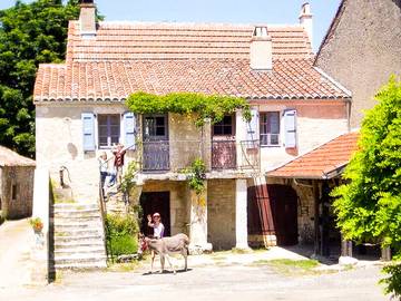 Gîte pour 4 personnes, avec terrasse à Cremps
