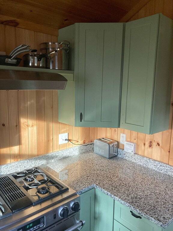 Cheerful Tiny Cabin hideaway near hiking, skiing & snowmobiling in small town Vt in Townshend, Windham County