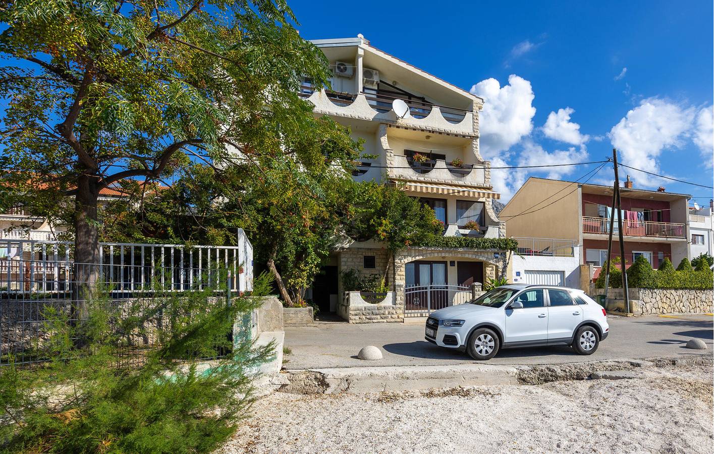 Ganze Ferienwohnung, Gemütliche 64 m² große Ferienwohnung mit Terrasse, 100 m von der Küste in Kaštela entfernt in Kastel Kambelovac, Kaštela