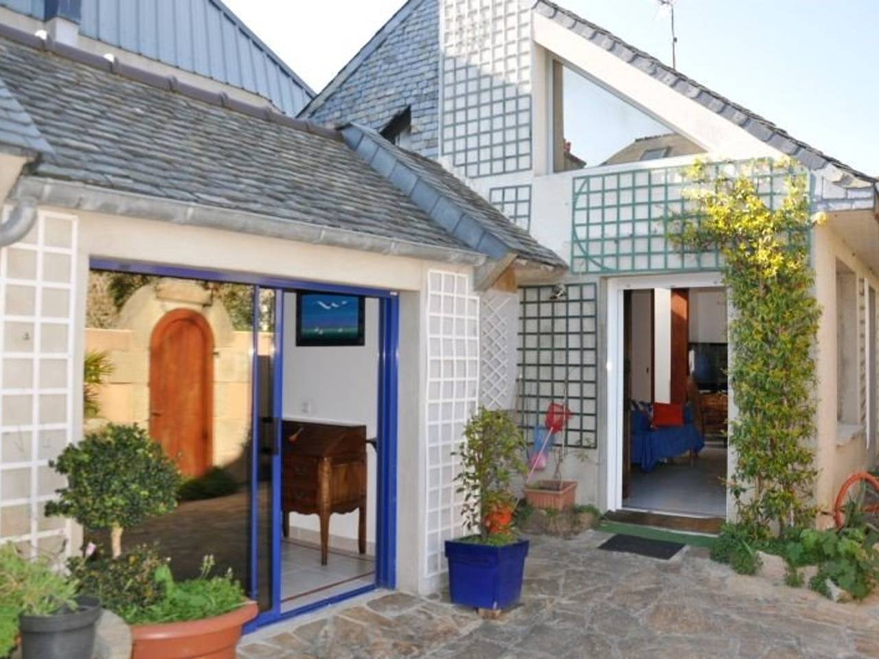 Cozy House 100m from Sea with Wifi, Parking, in Trégastel Center in Trégastel, Pink Granite Coast