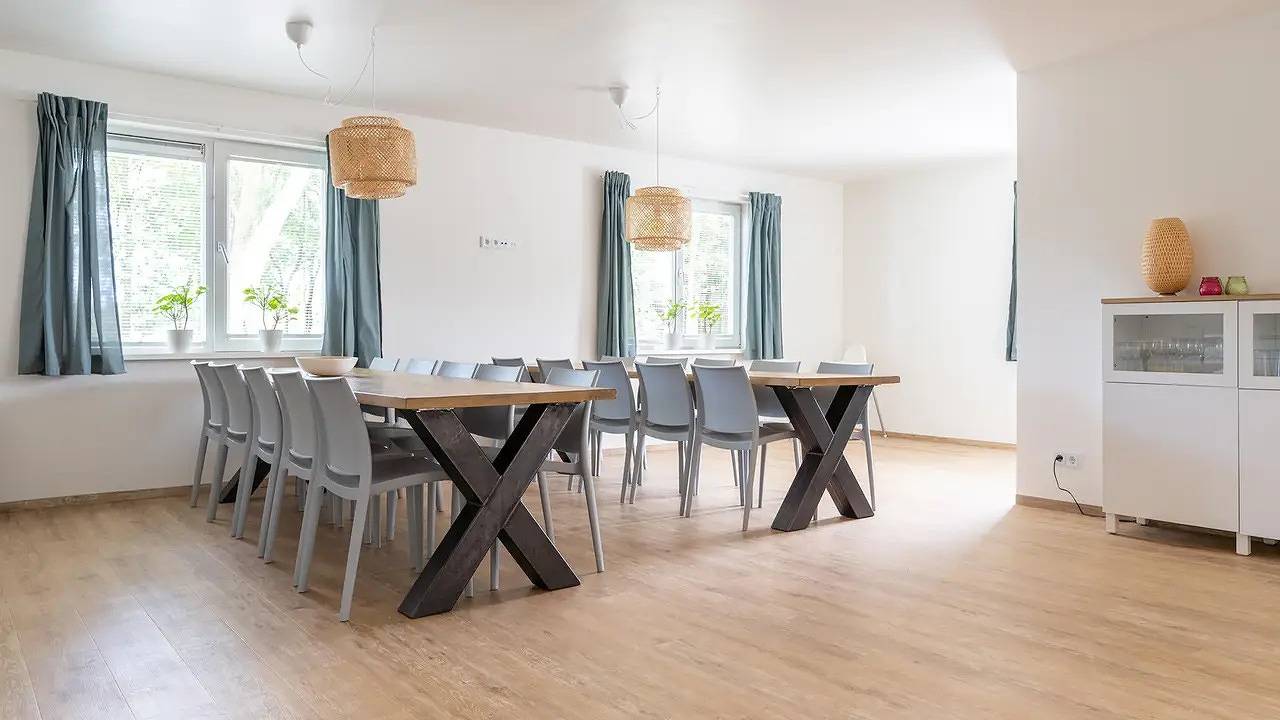Geheel vakantieappartement, Vakantieappartement voor 21 personen met tuin in Nes, Nederlandse waddeneilanden