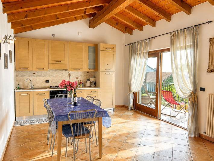 Appartamento intero, Appartamento vacanze per 4 persone con balcone in Colico, Alpi Orobie Occidentali