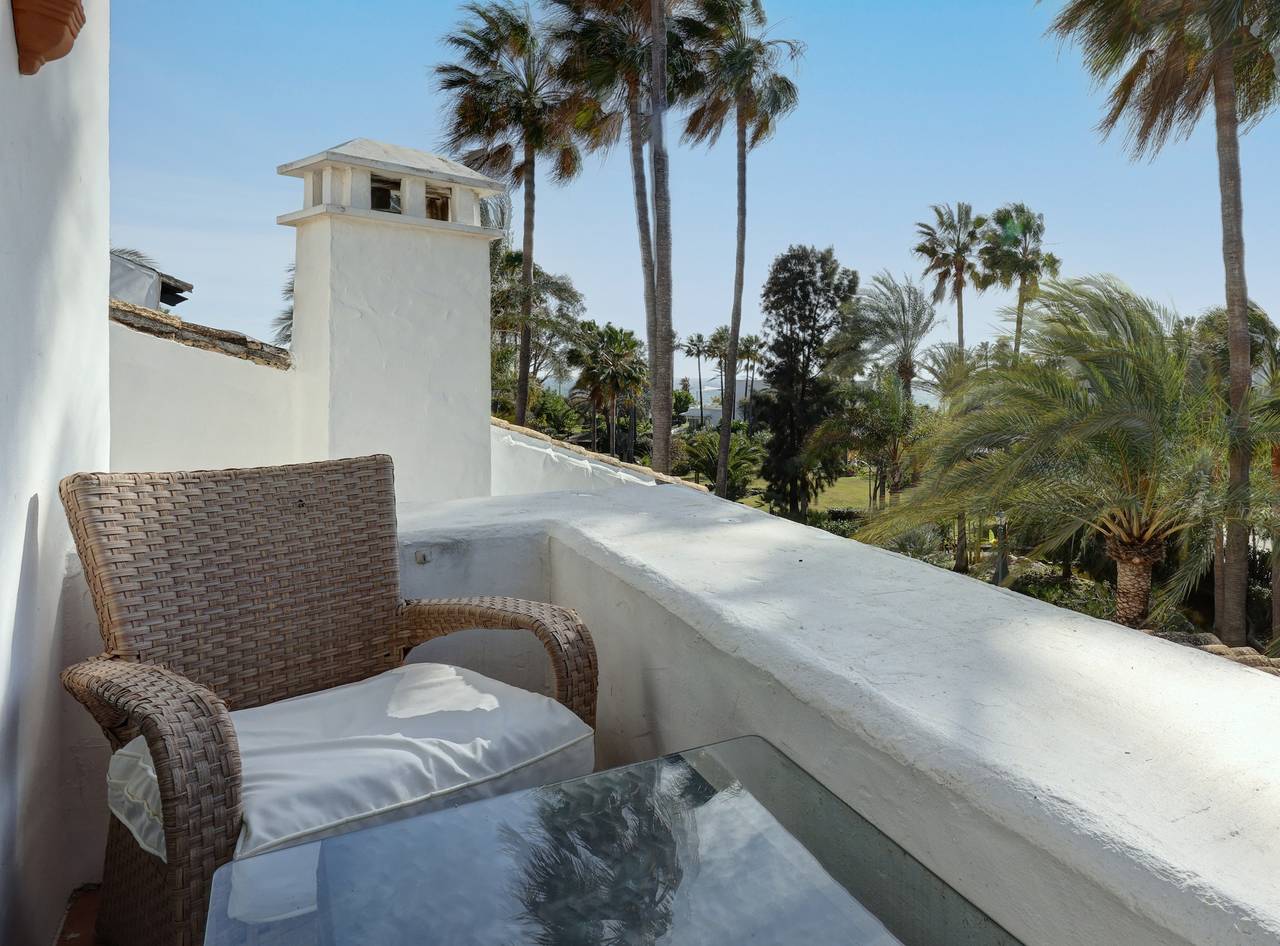 Casa de vacaciones 'Frontline Paradise Townhouse' cerca de la playa con balcón y piscina in Saladillo Benamara, Estepona