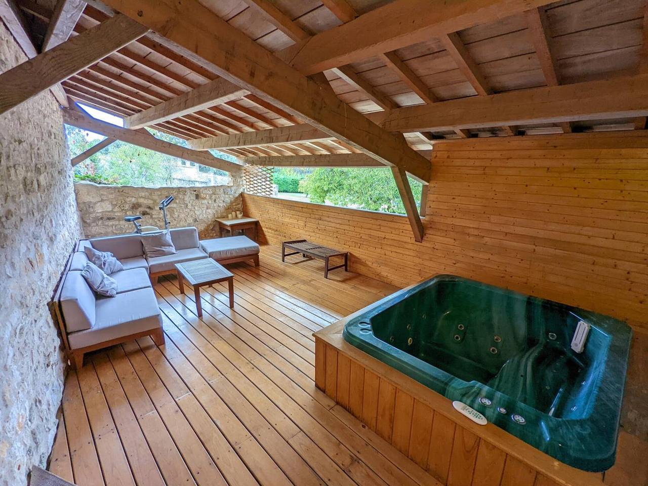Ferienhaus mit Beheiztem Pool, Jacuzzi und Privatem Garten in Charras, Charente