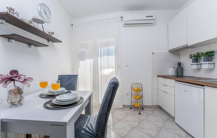 Ganze Ferienwohnung, Gemütliche 1-Zimmer-Wohnung mit Terrasse, 400 m zum Strand und kostenlosen Parkplätzen in Plaža Morovička, Općina Sveti Filip i Jakov