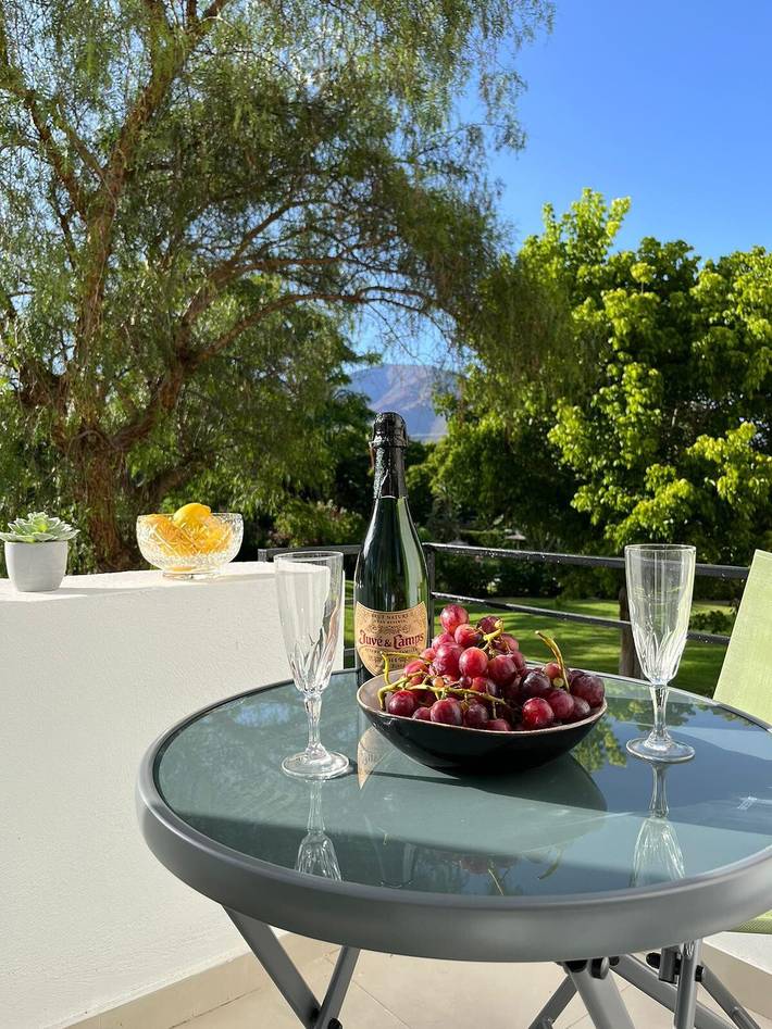 Geheel appartement, Appartement 'Golden Bay Apartament' met Uitzicht op de Bergen, Wifi en Airconditioning in Bahía Dorada, Estepona
