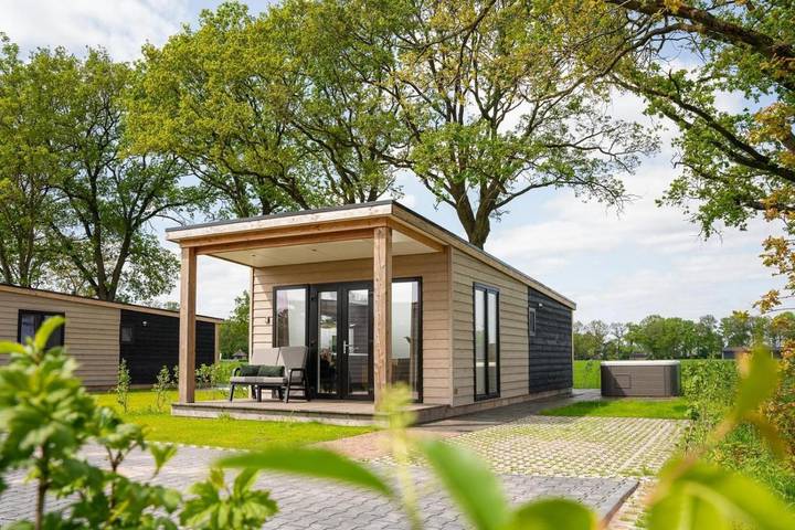 Vakantiehuis voor 2 personen, with zwembad and sauna as well as tuin in Rijssen