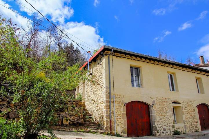 Location de vacances pour 3 personnes, avec jardin à Saint-Julien-du-Gua
