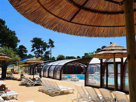 Camping pour 10 personnes, avec Terrasse et Jardin ainsi que Bassin pour enfant et Piscine
