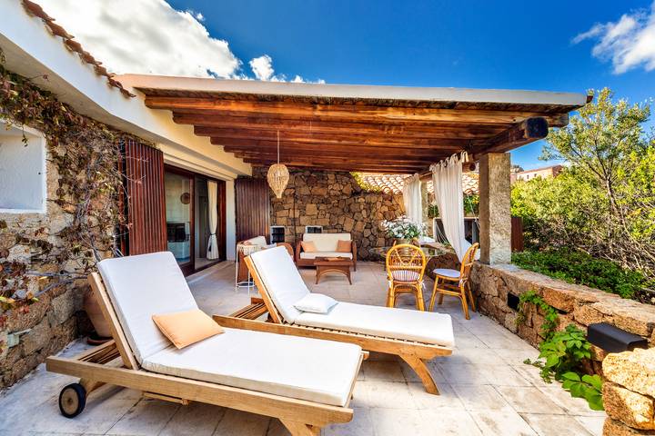 Appartement entier, Appartement élégant à quelques minutes de la plage avec vue sur la mer et terrasse privée in Baja Sardinia, Arzachena