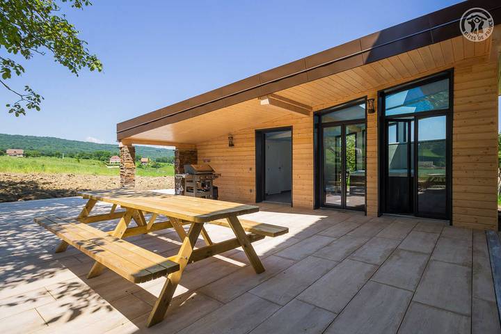 Gîte pour 15 personnes, avec Balcon et Jacuzzi ainsi que Terrasse et Jardin
