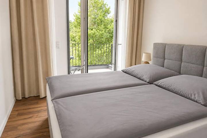 Ganze Wohnung, Große Ferienwohnung 60 m² mit 2 Balkonen, Seeblick, direkt am Wasser & Bootssteg in Neukieritzsch, Hainer See