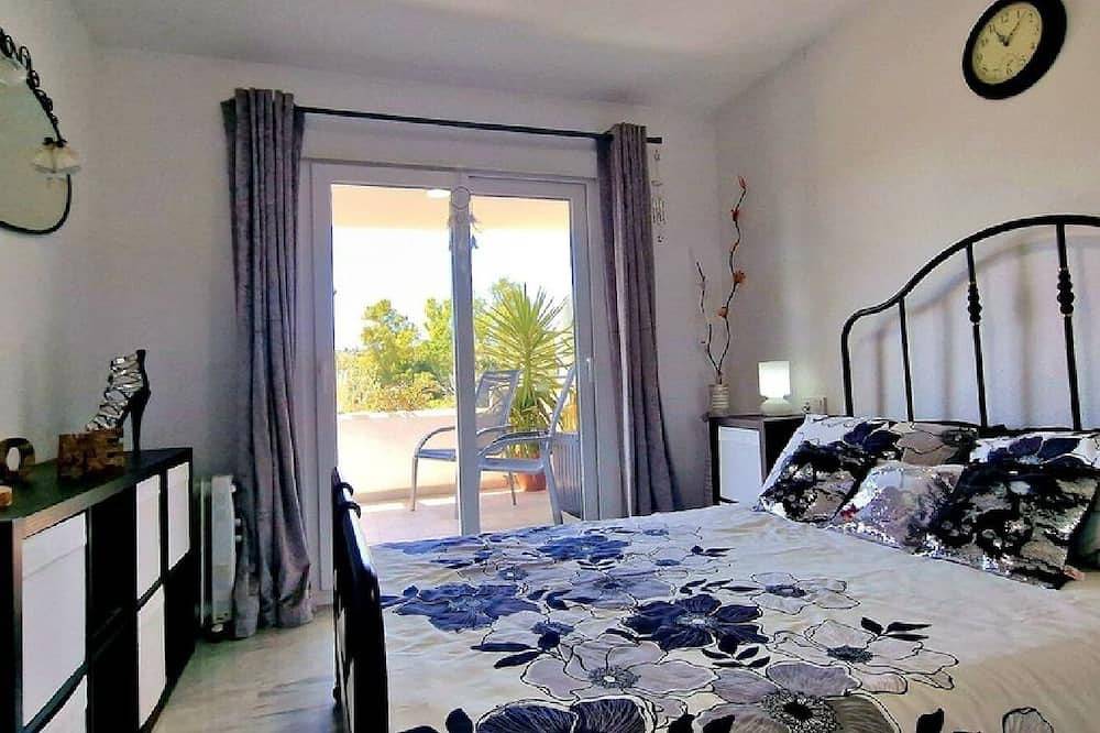 Ganze Wohnung, Stunning Golf Apartment Overlooking the Island Pool and on the Golf Course in Mijas Pueblo, Mijas