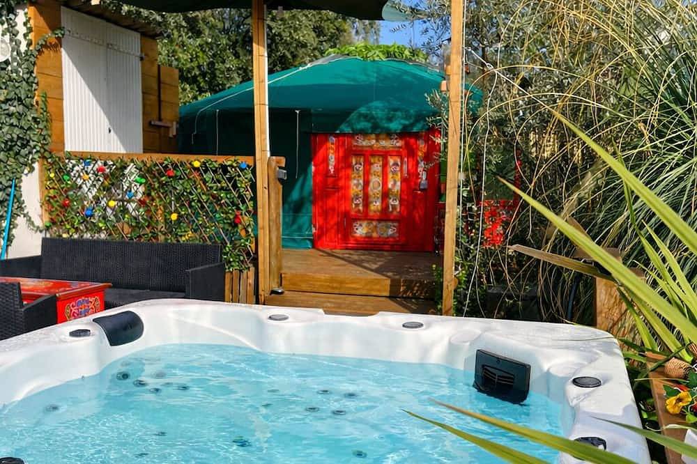 Comfortable yurt in Provence with Jacuzzi and private garden in La Roque-sur-Pernes, Vaucluse