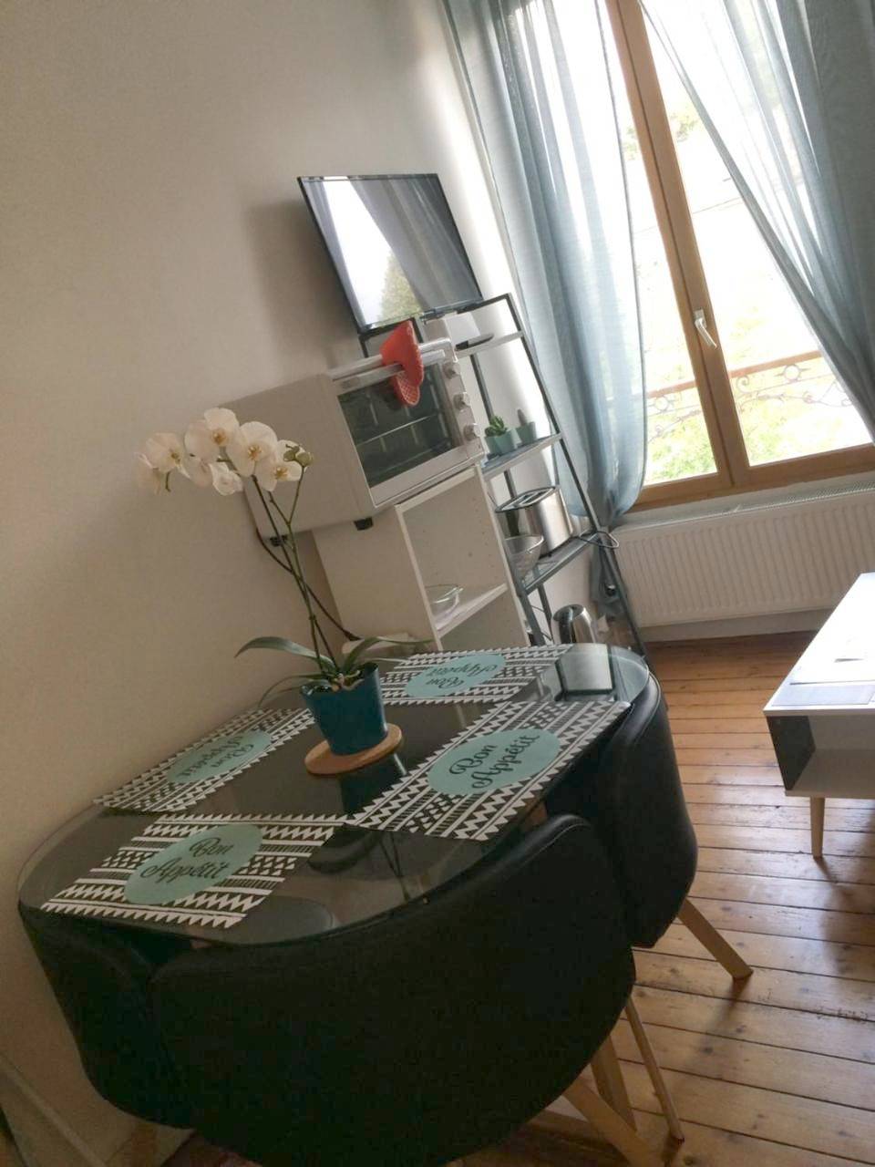 Appartement entier, F2 cosy avec Cour in Milly-la-Forêt, Parc naturel régional du Gâtinais français