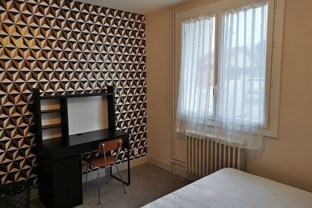 House for 1–8 people, garden, 10 minutes from Futuroscope and downtown, French “ 1965-1970 ” decor in Poitiers, Vienne