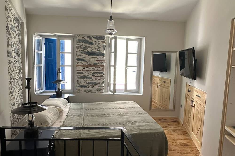 Plomari Geometer House: 1br with Wifi, Ac in Lesbos