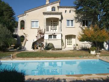 Location de vacances pour 2 personnes, avec piscine ainsi que jardin et vue à Aubenas