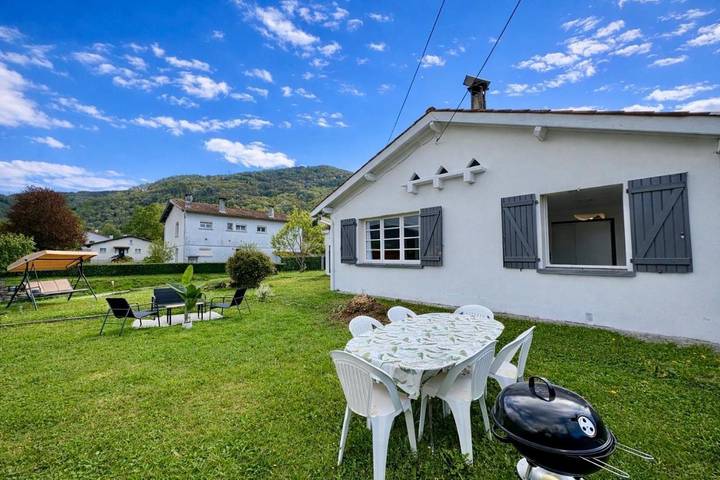Location de vacances pour 6 personnes, avec Terrasse ainsi que Jardin et Vue à Ferrières-sur-Ariège