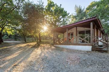 Maison de campagne pour 6 personnes, avec terrasse ainsi que piscine et jardin, animaux acceptés à Bourg-Saint-Andéol