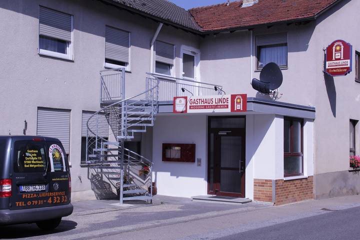 Ferienhaus, mit Balkon und Balkon/Terrasse sowie Terrasse und Garten