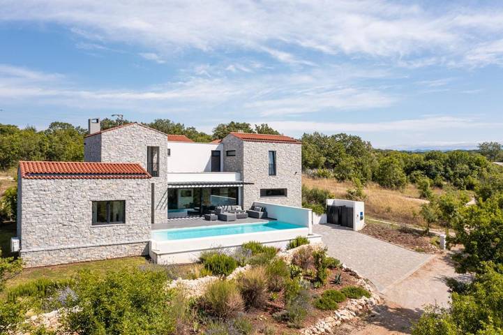 Ferienhaus für 10 Personen, mit Balkon und Terrasse sowie Garten und Pool