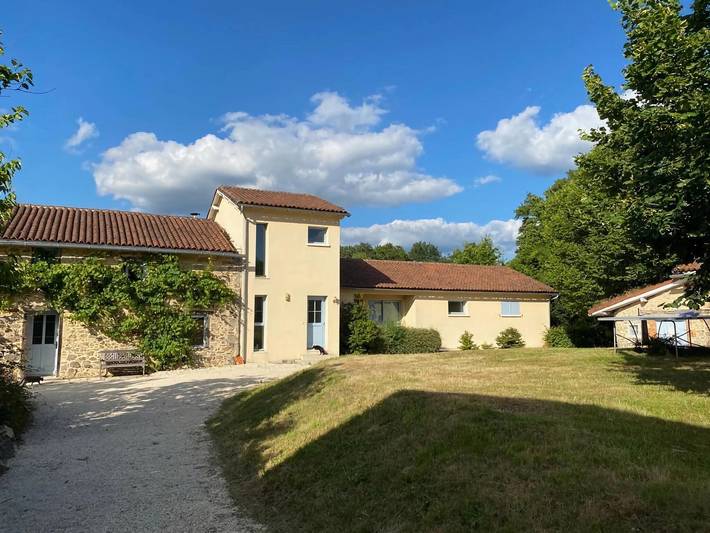 Gîte pour 12 personnes, avec Terrasse et Jardin ainsi que Piscine et Vue
