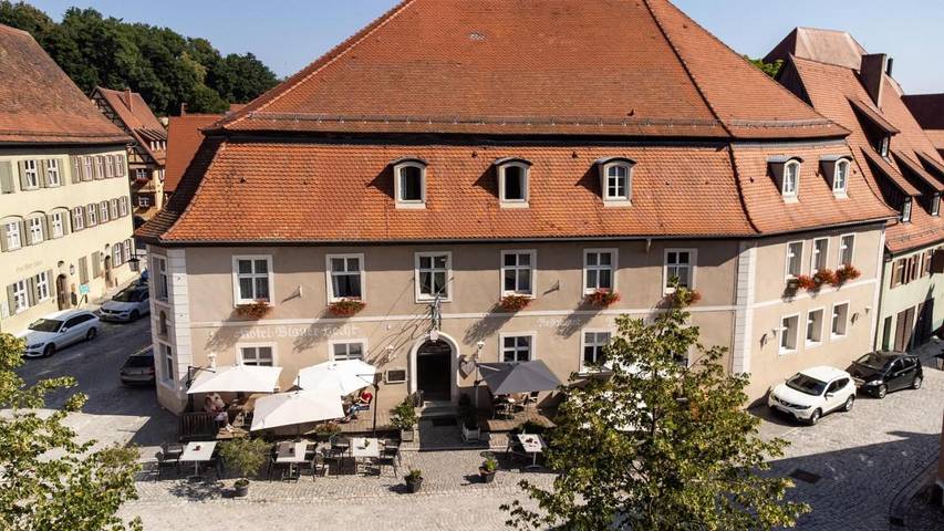 Hotel, mit Terrasse und Pool sowie Sauna und Ausblick