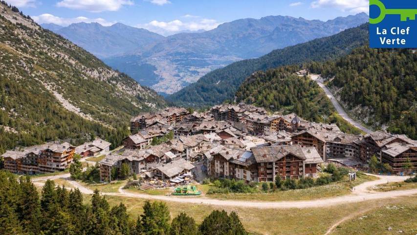 Parc de vacances pour 6 personnes, avec piscine ainsi que jacuzzi et sauna, adapté aux familles dans les Alpes francaises
