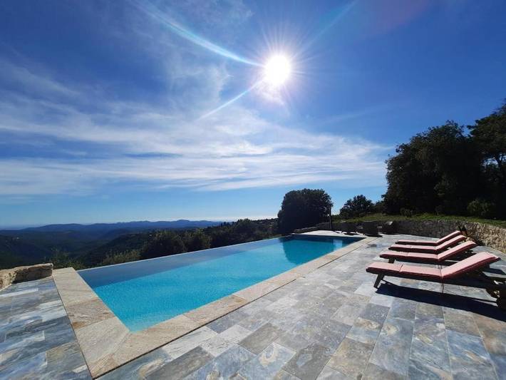 Location de vacances pour 2 personnes, avec piscine et jardin à Mons (Var)