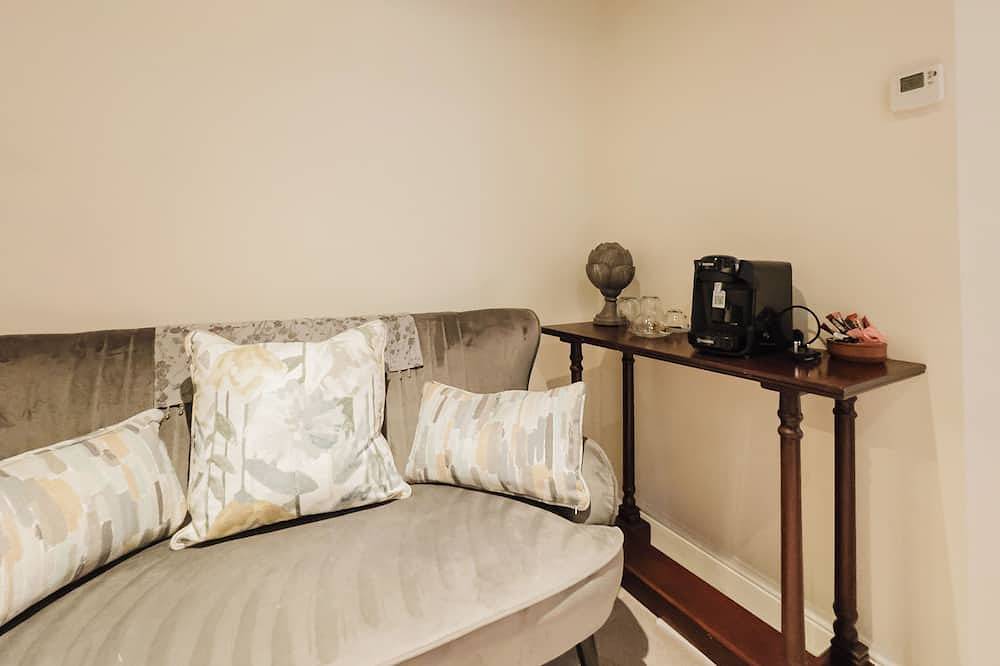 Experience boutique comfort above The Powell pub in Birchington. Stylish en-suite rooms, luxury touches, and a vibrant pub below—perfect for business, couples, or families. Book your coastal escape today! in Birchington, Kent