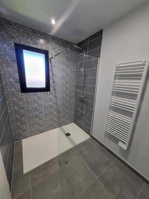 Appartement entier, Two-Bedroom Apartment with Mountain View in Aurillac, Région d'Aurillac