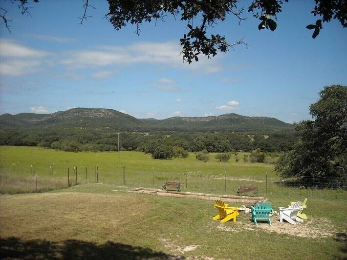 Vacation rental for 10 people, with yard and balcony in Texas Hill Country