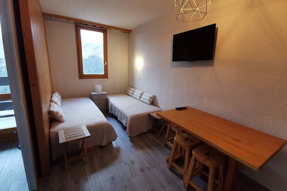 Entire apartment, Cozy apt with direct slope access and shops, balcony, parking, pets ok! in Méribel-Mottaret, Les Allues