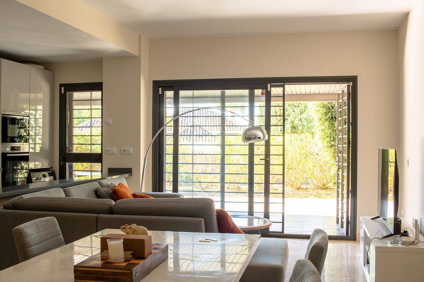 Apartamento entero, Apartamento 'Ameena Bajo Moderno' con Piscina Compartida, Wi-Fi y Aire Acondicionado in Royal Flamingos Golf Resort, Benahavís