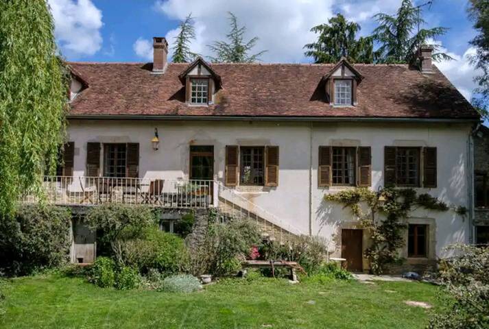Gîte pour 12 personnes, avec terrasse et jardin, animaux acceptés