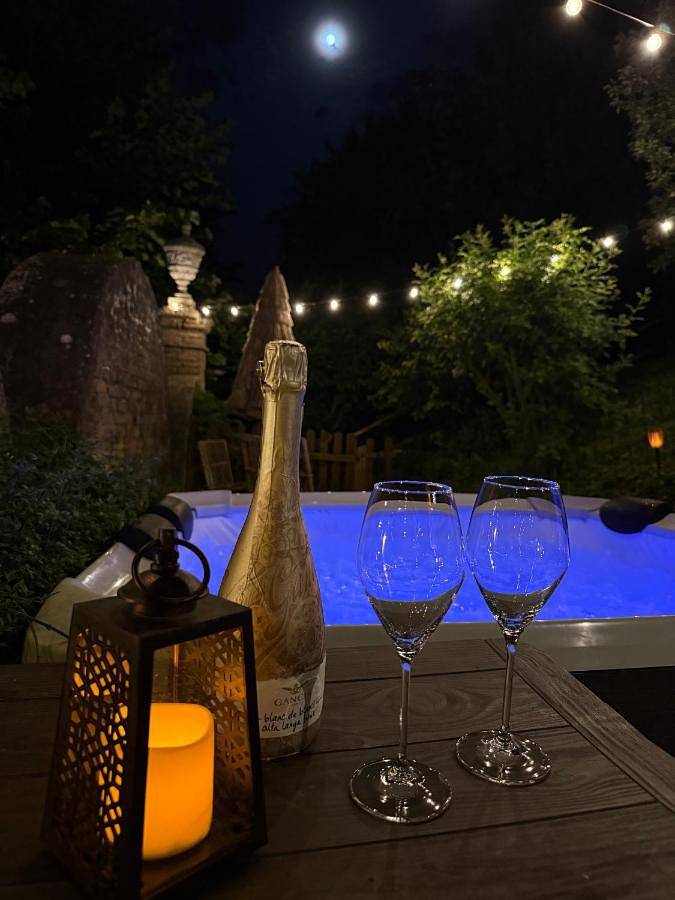 Chambre d’hôte pour 2 personnes, avec Jacuzzi et Terrasse ainsi que Jardin et Piscine dans Canelli