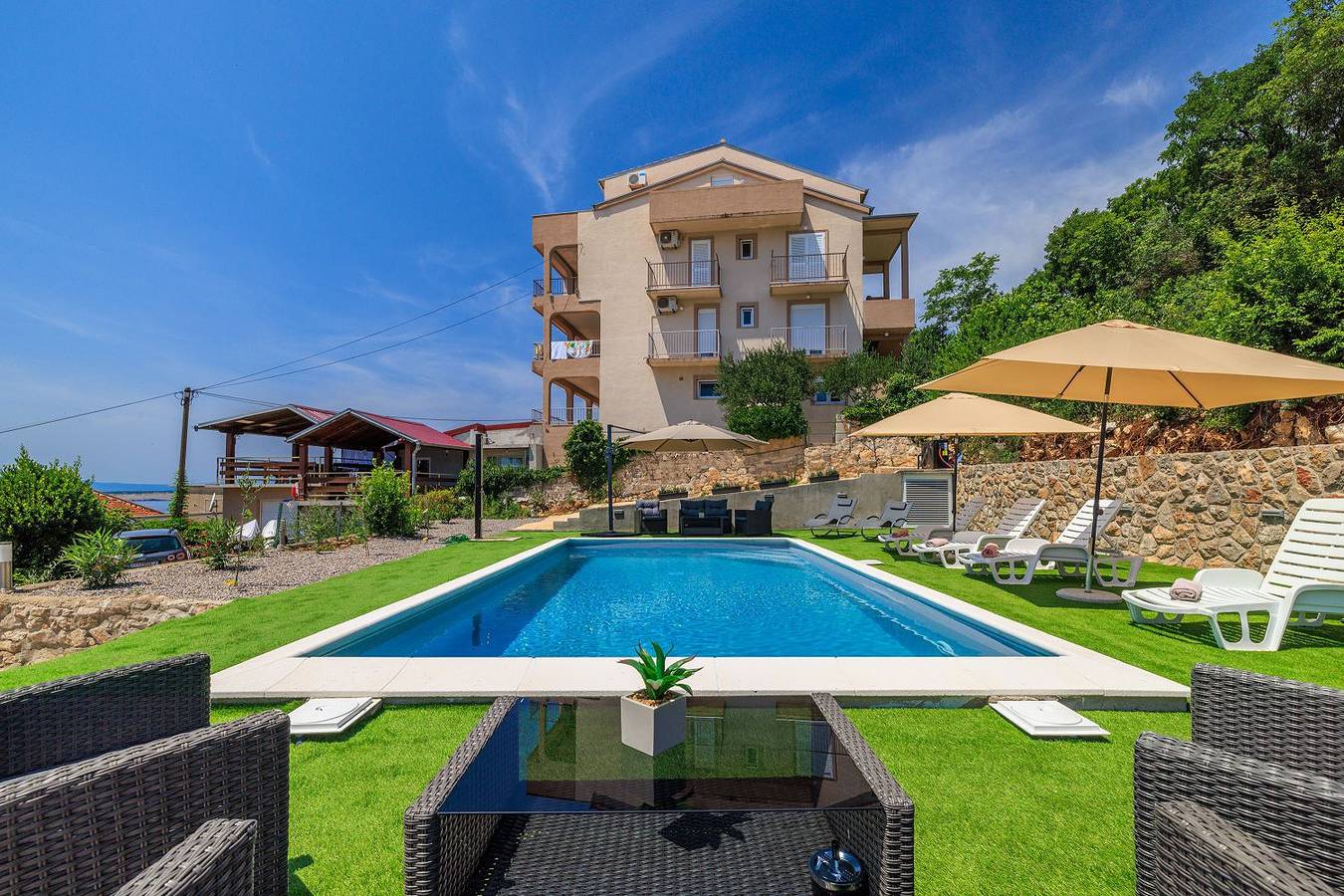 Ganze Wohnung, Komfortables Apartment nur 350 Meter zum Strand mit Meerblick, Pool, Aussendusche in Dramalj, Primorje-Gorski Kotar