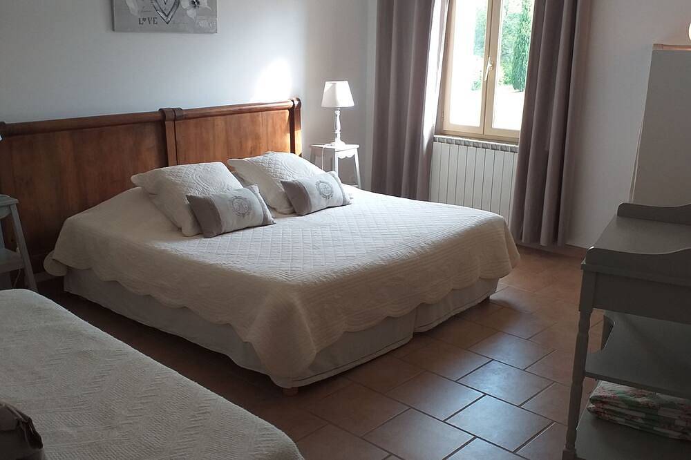 Cante Grillet in Provence at the foot of the Luberon Lacoste Chambre Flory in Lacoste, Parc naturel régional du Luberon