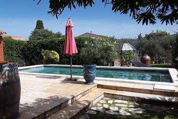 Location de vacances pour 6 personnes, avec jacuzzi ainsi que terrasse et jardin à Cheval-Blanc