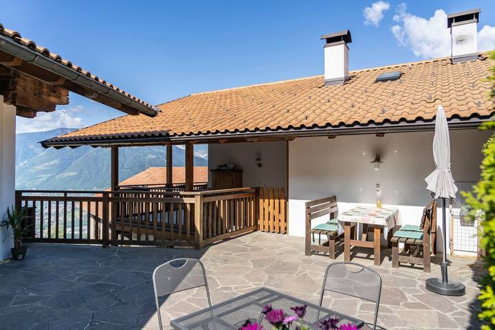 Ganze Wohnung, Ferienwohnung Brunjaunhof mit Bergblick, privater Terrasse und Gemeinschaftsgarten in Schenna, Sarntaler Alpen