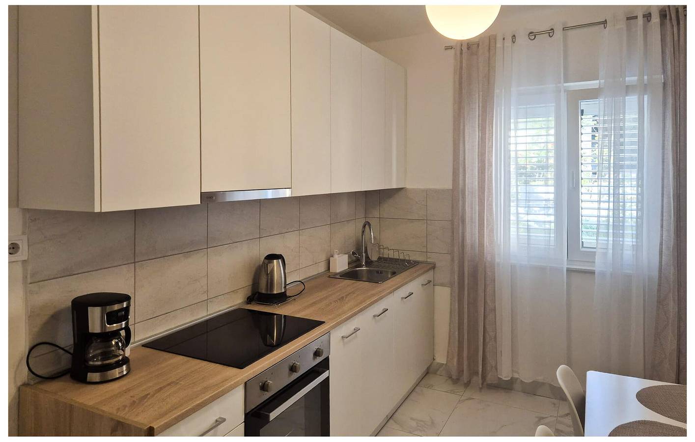 Appartement de vacances entier, Appartement avec vue sur la mer, terrasse, cuisine et Wi-Fi près de la plage de Banj in Šibenik, Šibenik-Knin