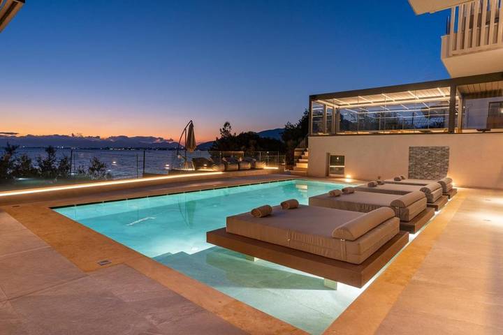 Appart’hôtel pour 2 personnes, avec vue ainsi que piscine et terrasse