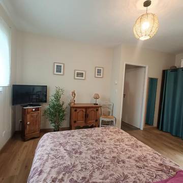 Chambre d’hôte pour 3 personnes, avec jardin ainsi que piscine et terrasse, animaux acceptés à Saint-Bonnet-de-Mure