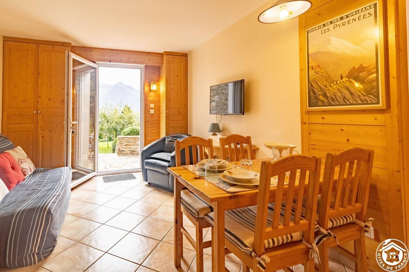 Charmantes Ferienhaus in Strandnähe mit Parkplatz, TV und Garten in Chèze, Nationalpark Pyrenäen