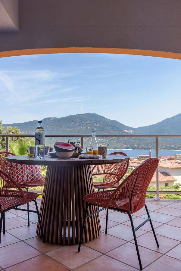 Appart’hôtel pour 4 personnes, avec vue ainsi que jardin et piscine
