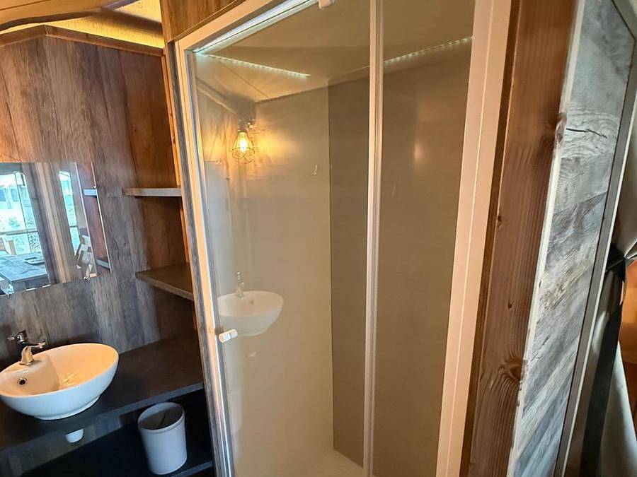 Camping Kabana Village - Tente en toile et en bois 5 personnes - Kabane Lodge 34 m² in Saint-Hilaire-de-Riez, Vendée